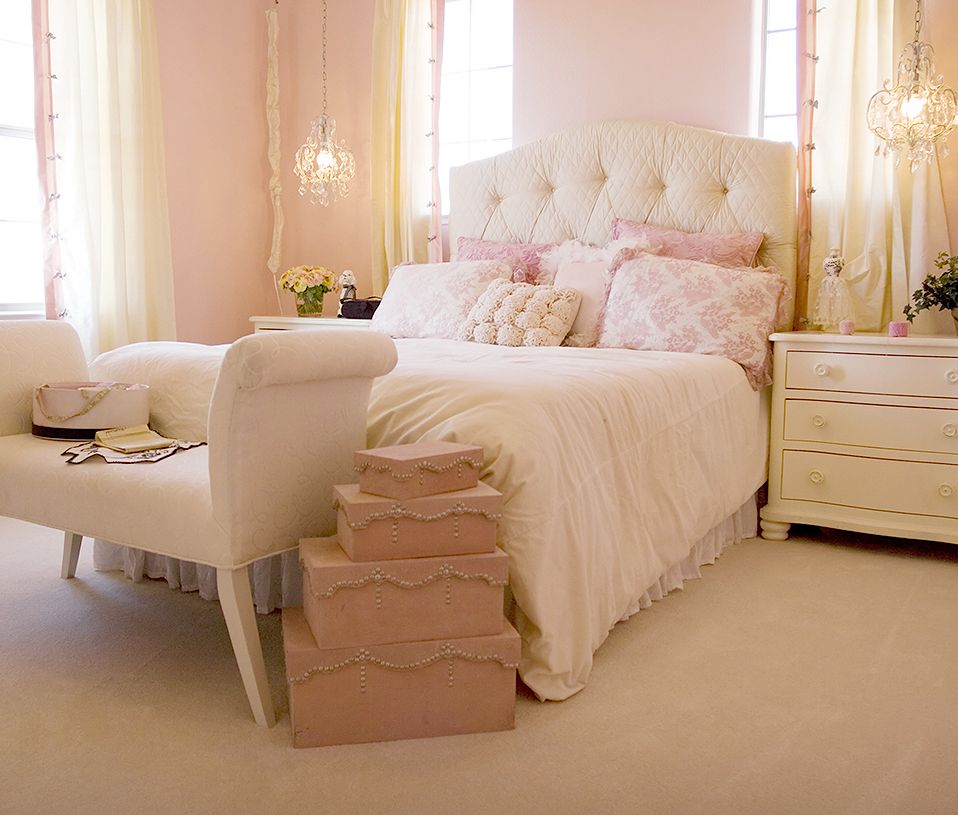 Кровать кремовая. Спальня для девушки в пастельных тонах. Бежевые стены в спальне. Интерьер в розово бежевых тонах. Бежево розовая спальня.