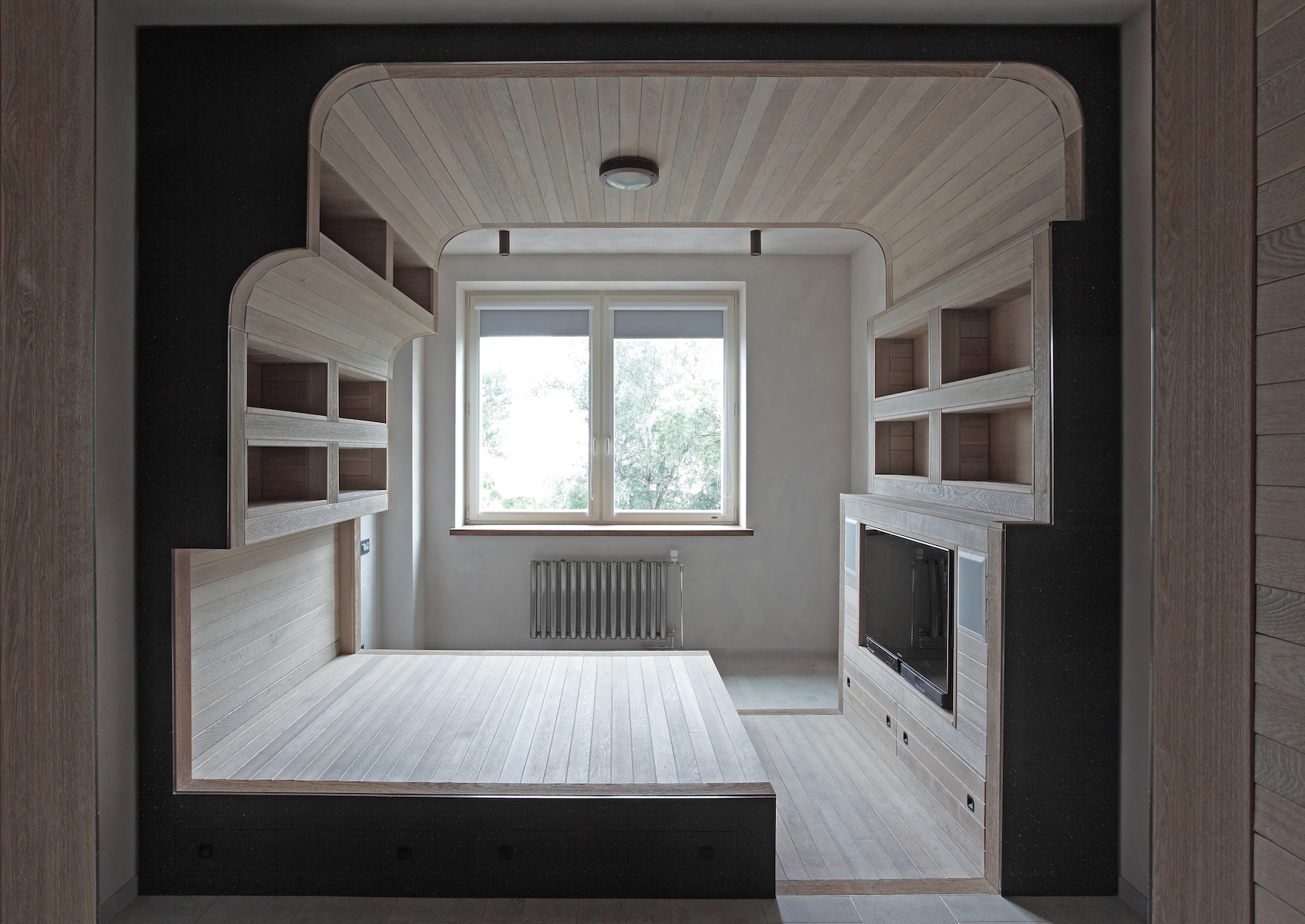 Кровать на подиуме со встроенными шкафами