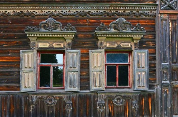 Великолепный деревянный дом в заброшенной деревне Погорелово (14 фото)