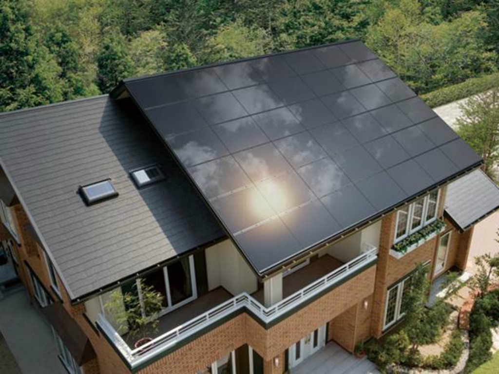 Крыша солнца. Солнечные панели ЭКОДОМ. BIPV Solar. Дом с солнечными батареями. Солнечные батареи на крыше.