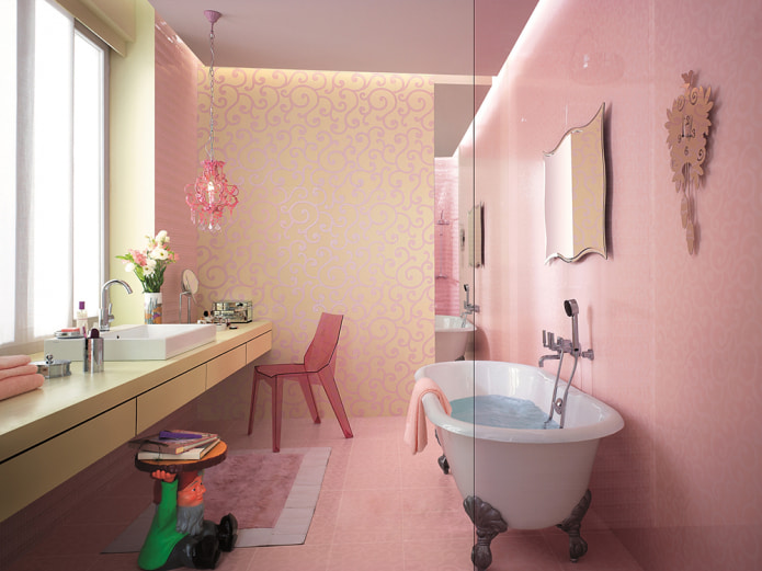 ванная комната с отделкой из розового кафеля