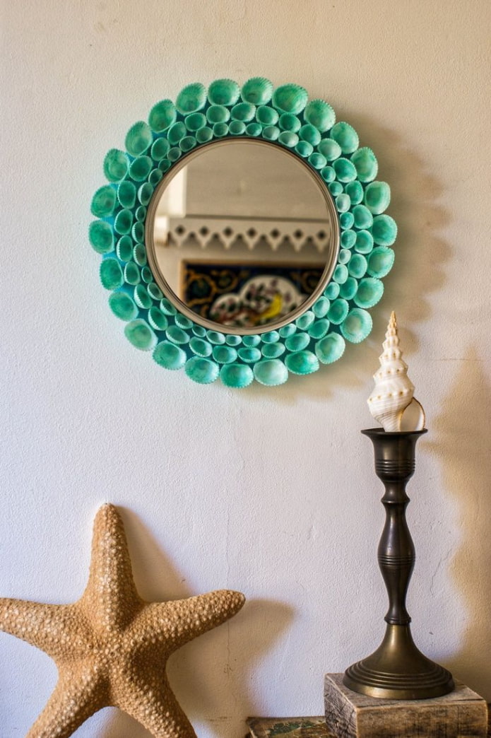 зеркало декорированное ракушками 