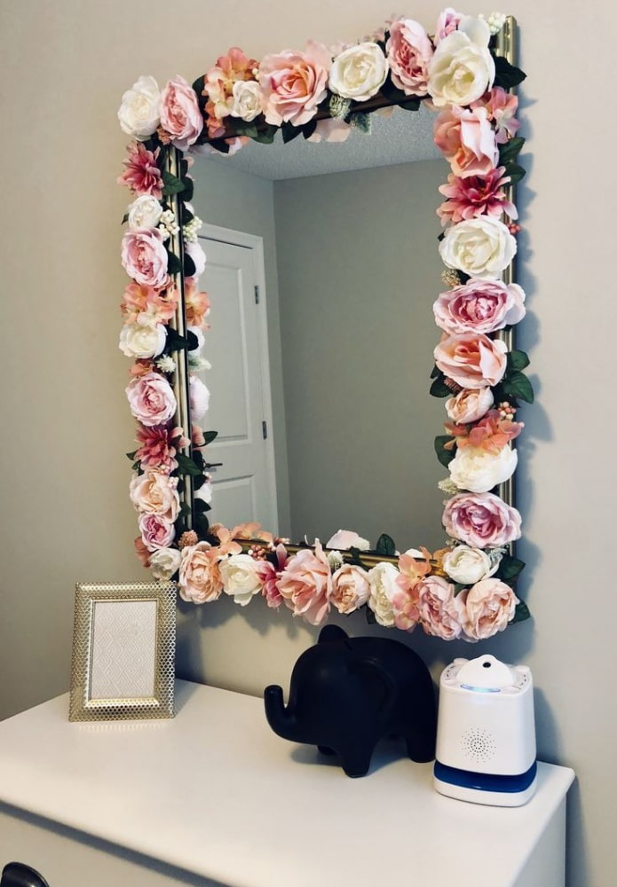 зеркало декорированное цветами в интерьере