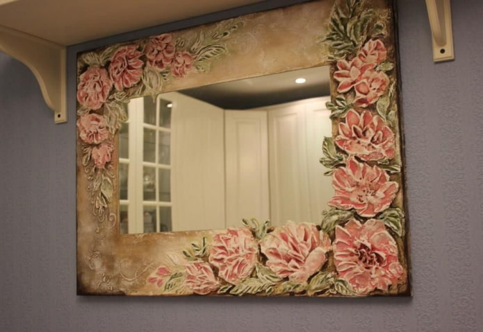 зеркало декорированное штукатуркой