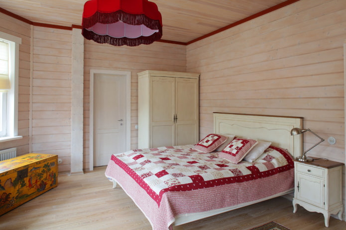 кровать с покрывалом в стиле пэчворк в спальне