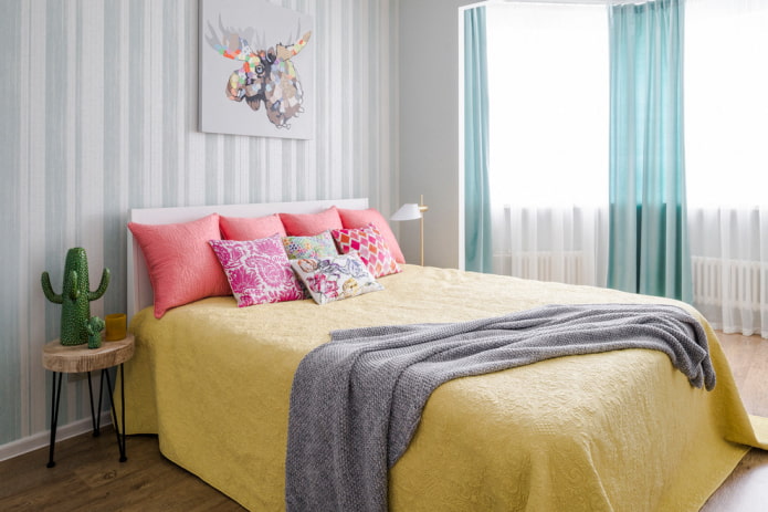 кровать с желтым покрывалом в спальне