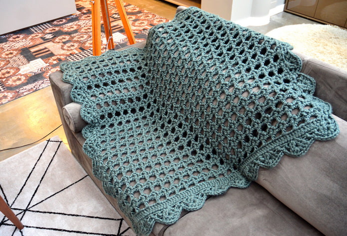 вязаное покрывало для дивана в интерьере