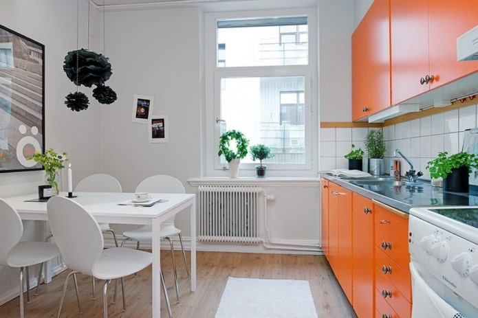 интерьер кухни в оранжево-белых тонах