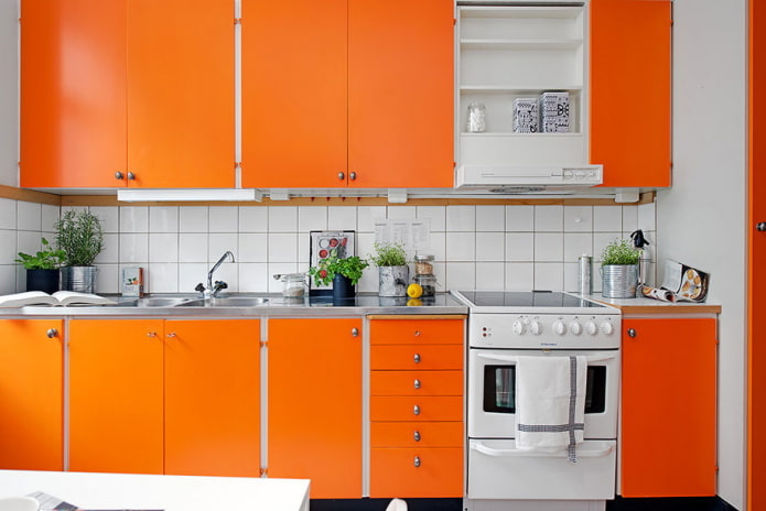 матовая кухня в оранжевых тонах