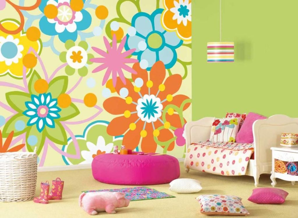 Яркие цветочные обои в детской спальне