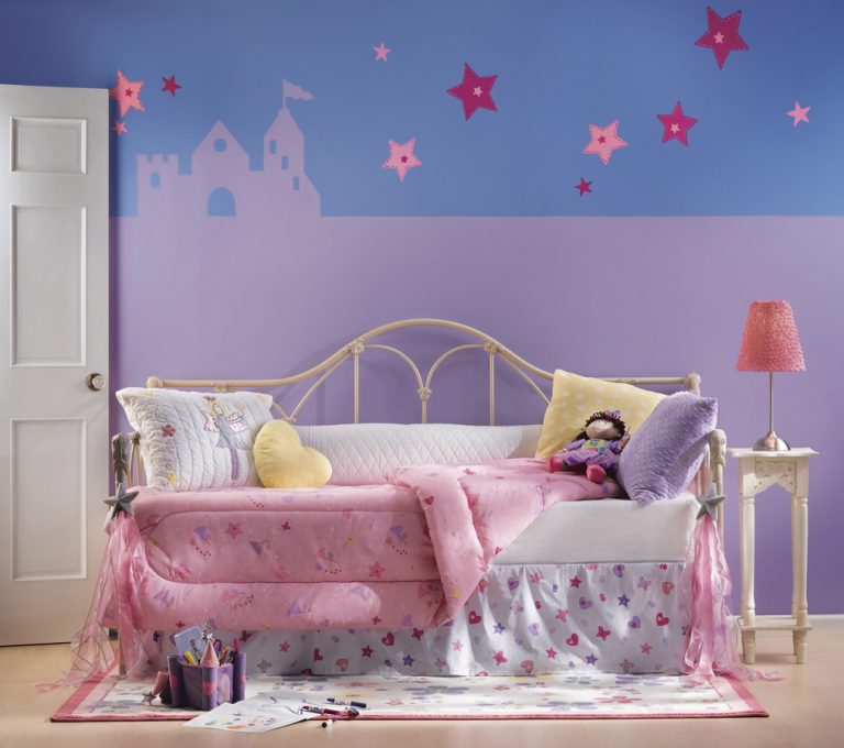 Розовое одеяло на детской кровати