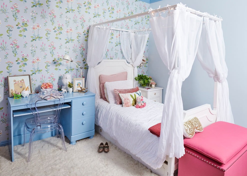 Кровать с балдахином в комнате маленькой девочки