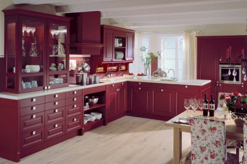 Просторная кухня с мебелью бордового цвета