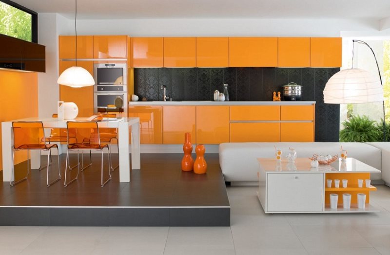 Оранжевая кухня с обеденной зоной на подиуме