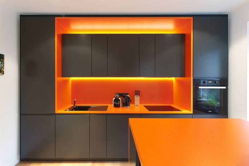 Линейная кухня черно-оранжевого цвета в стиле хай тек