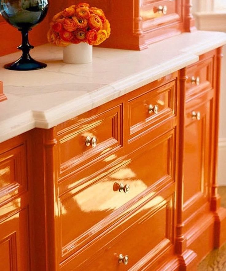 Деревянный гарнитур классического стиля оранжевого цвета