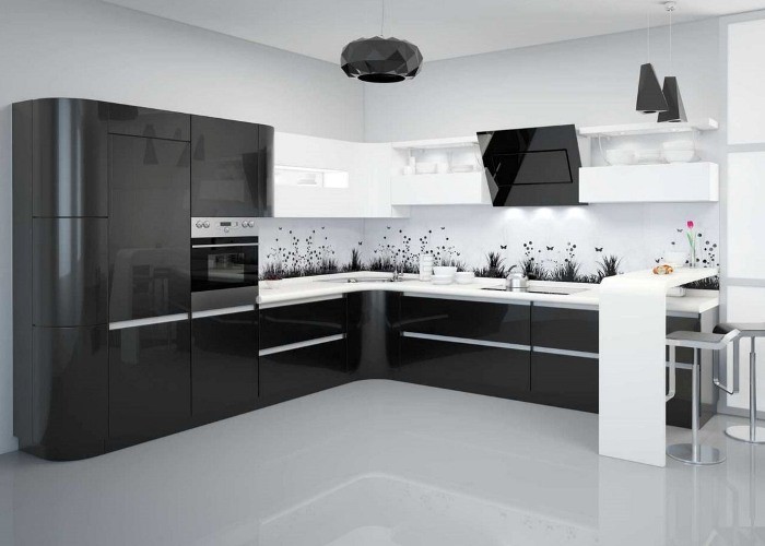 Черно-белая глянцевая кухня.