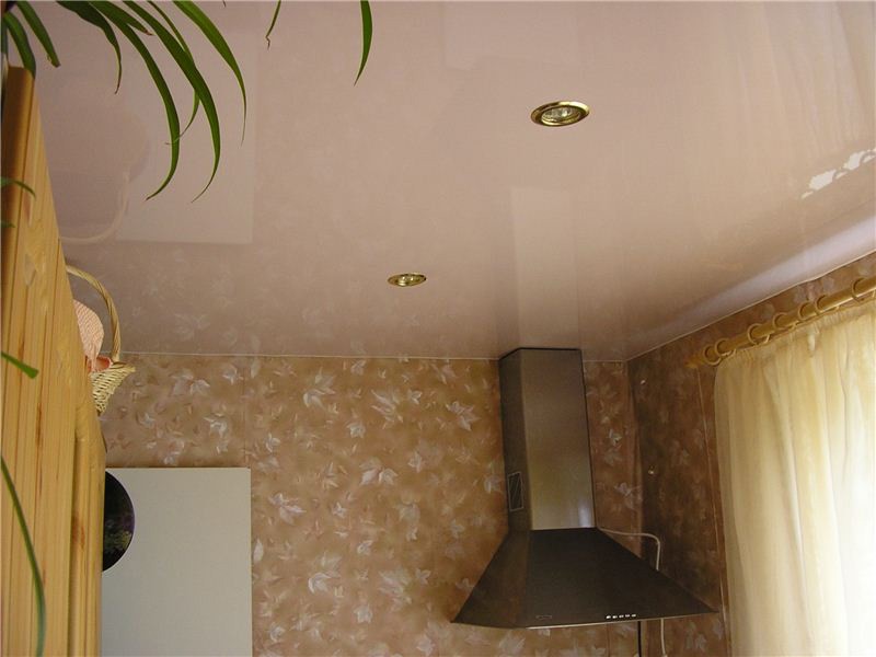 Натяжной потолок со встроенными светильниками