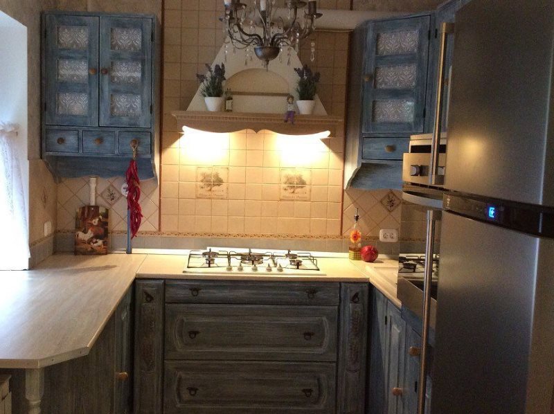 Подсветка варочной плиты в кухне деревенского стиля