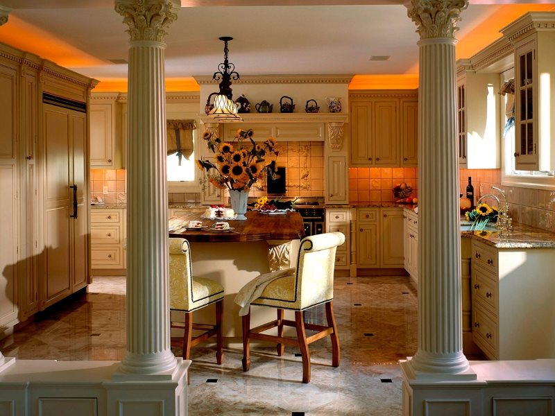 Классические колонны в интерьере современной кухни-гостиной