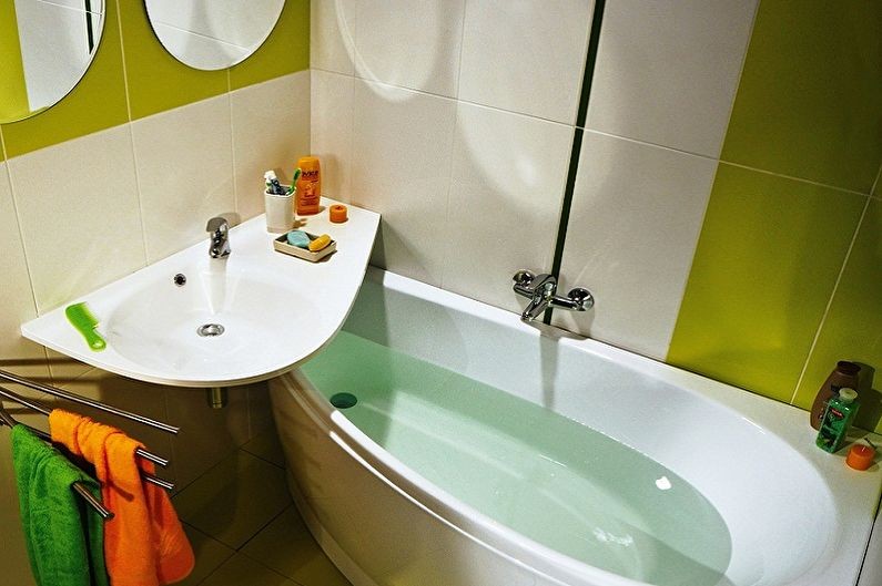 Компактное размещение ванны и умывальника в маленьком санузле