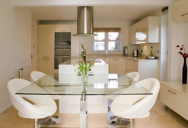 Стеклянный стол в кухне-гостиной современного стиля