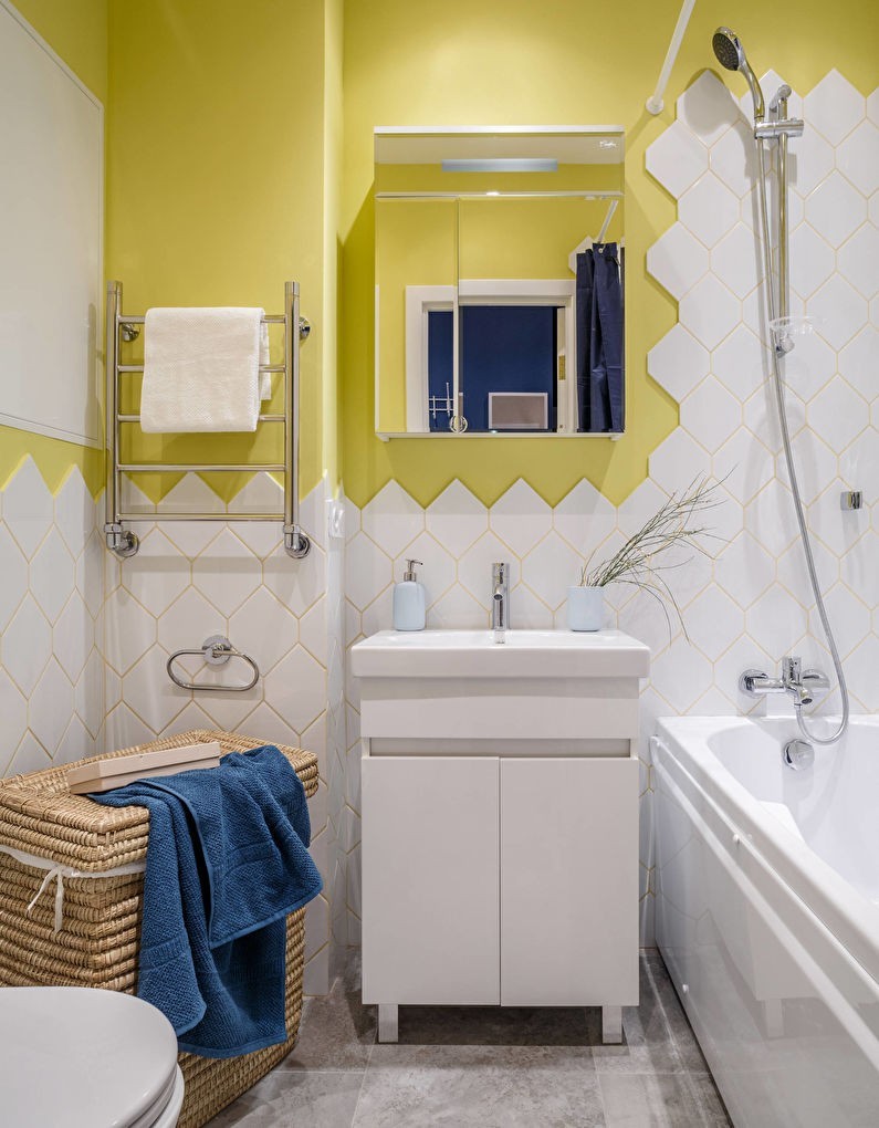 Желтые стены в ванной комнате с белым кафелем