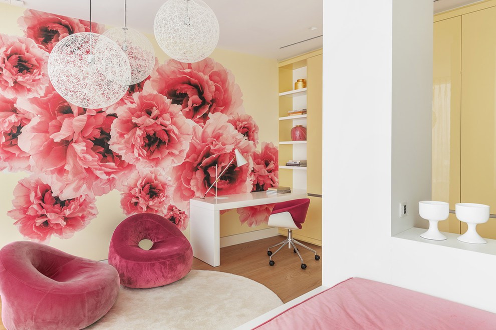 Крупные цветки розового цвета на обоях в спальне