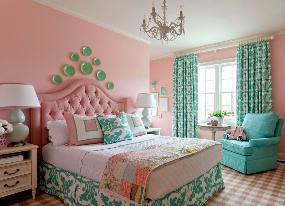 Бирюзовые занавески в спальне с розовыми обоями