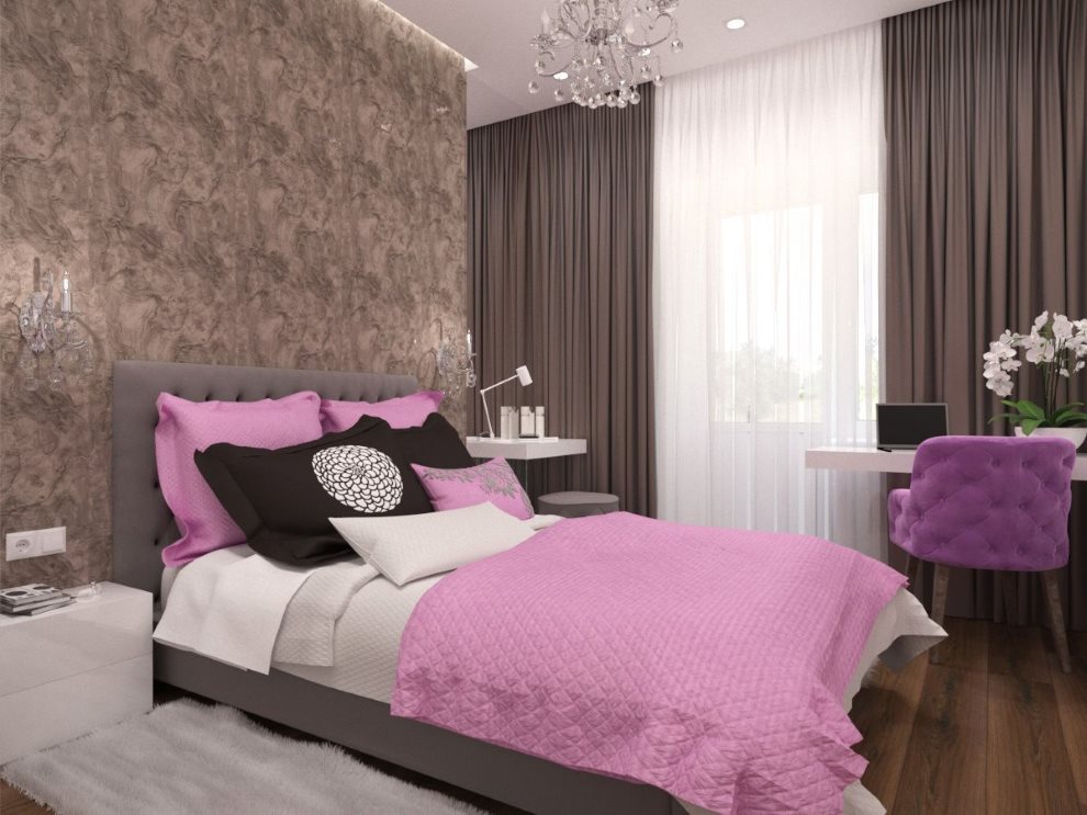 Розовые подушки на кровати спальни с коричневыми шторами