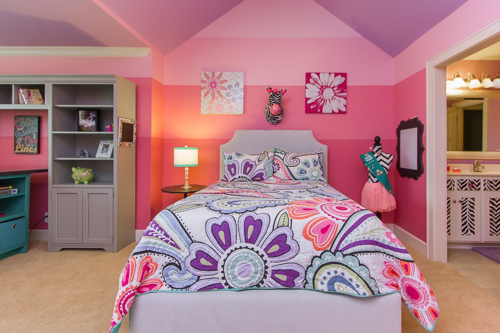 Сиренево-розовый интерьер спального помещения
