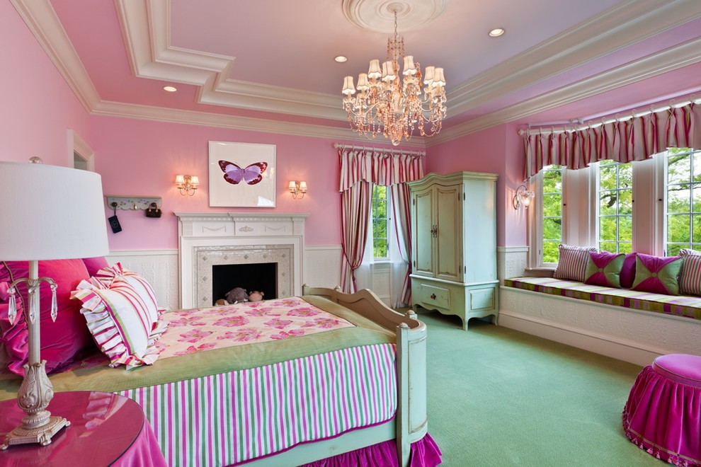 Зеленый пол в спальне с розовыми стенами