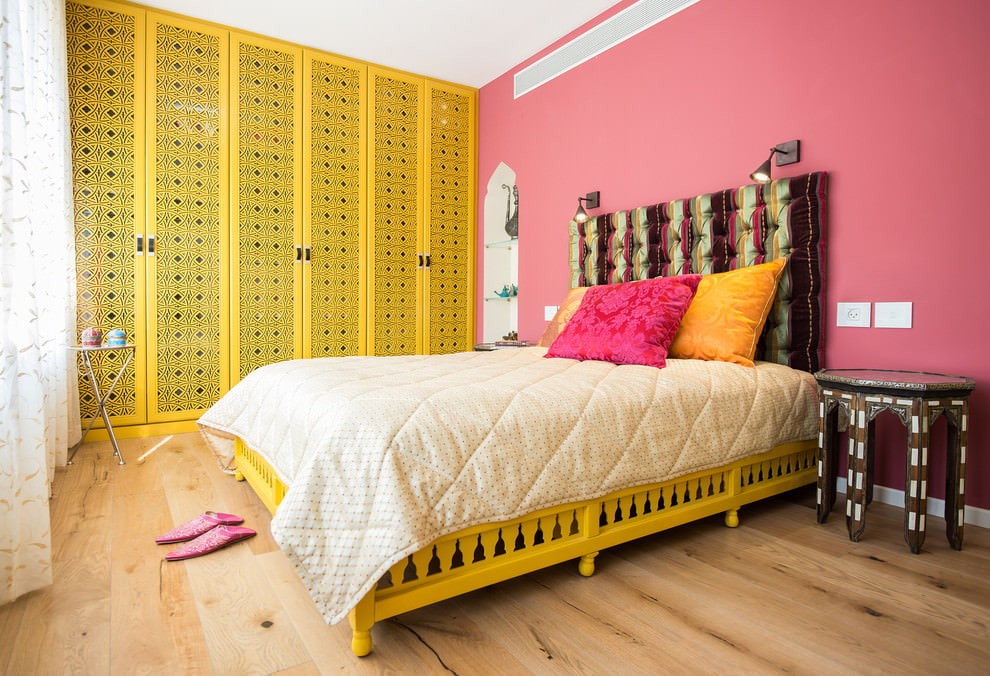 Желтая кровать в розовой комнате