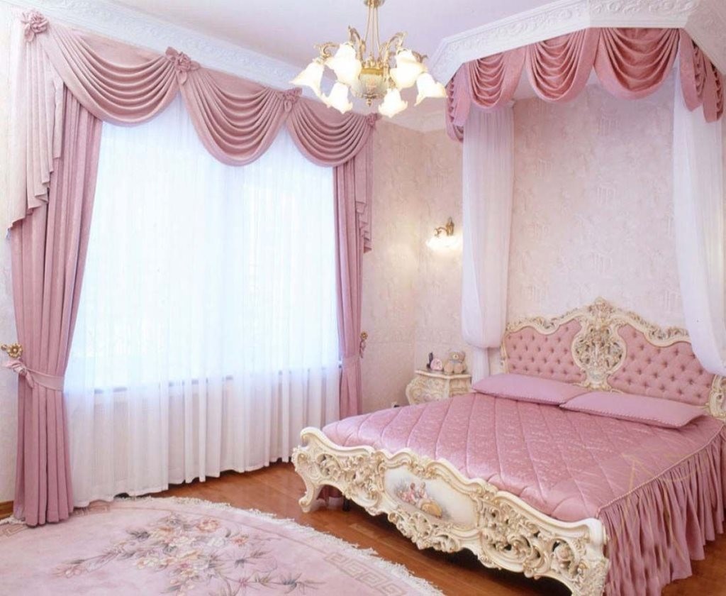Занавески из розовой ткани в классической спальне