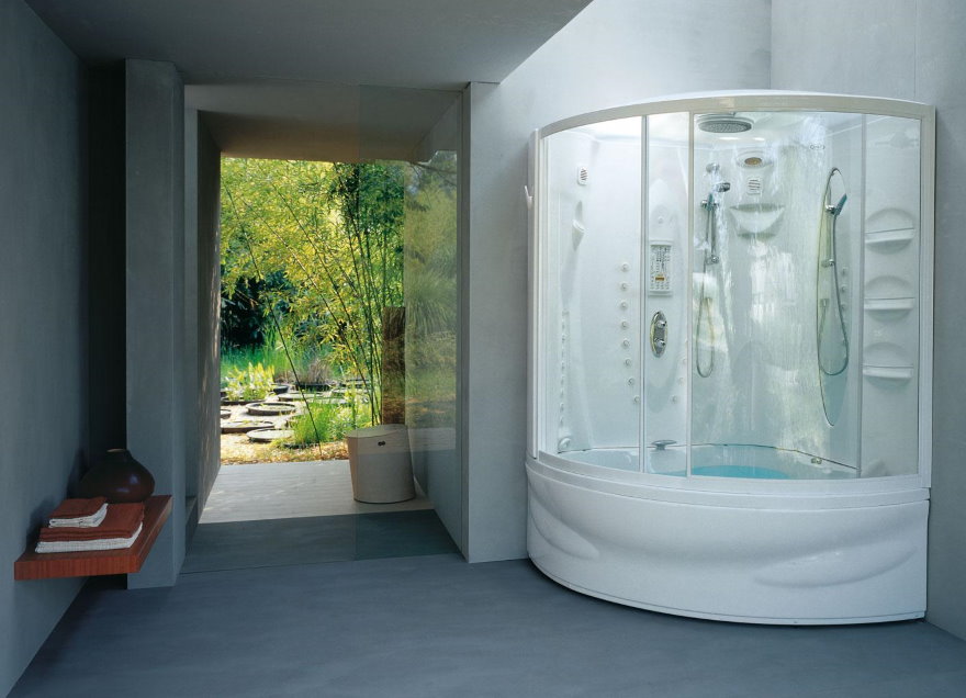 Угловая ванна со шторками из прозрачного пластика