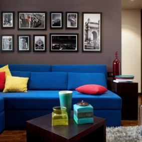 Яркие подушки на синем диване