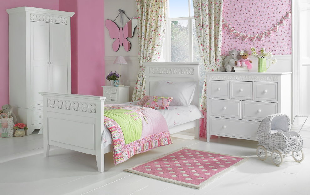 Белесая мебель в комнате с розовыми стенами