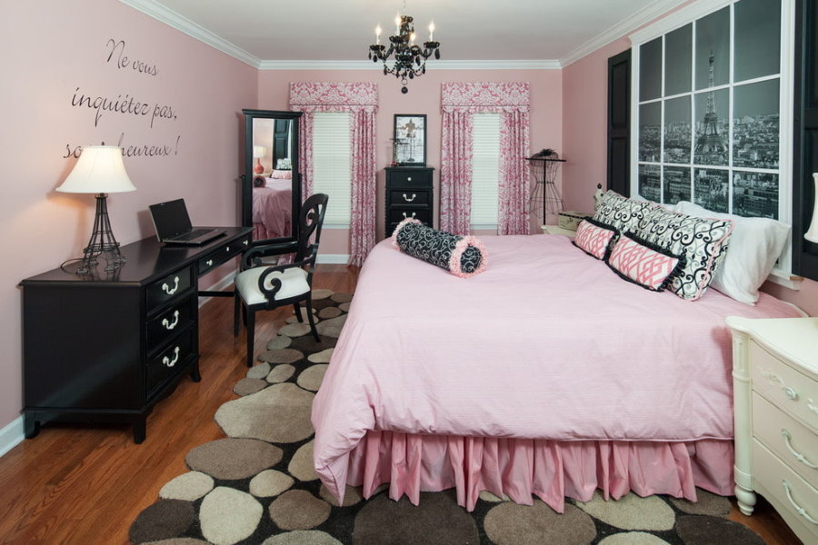 Черно-розовая комбинация цветов в детской комнате