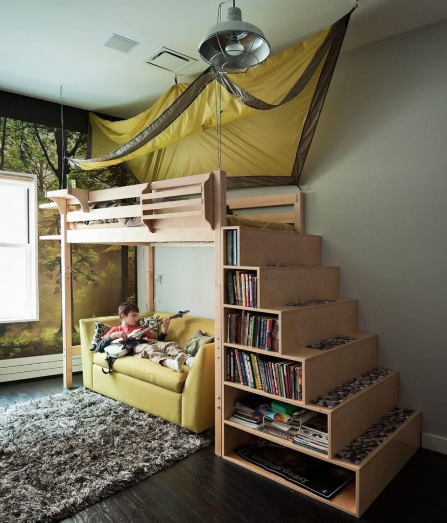 Книги на полках лестницы двухъярусной кровати