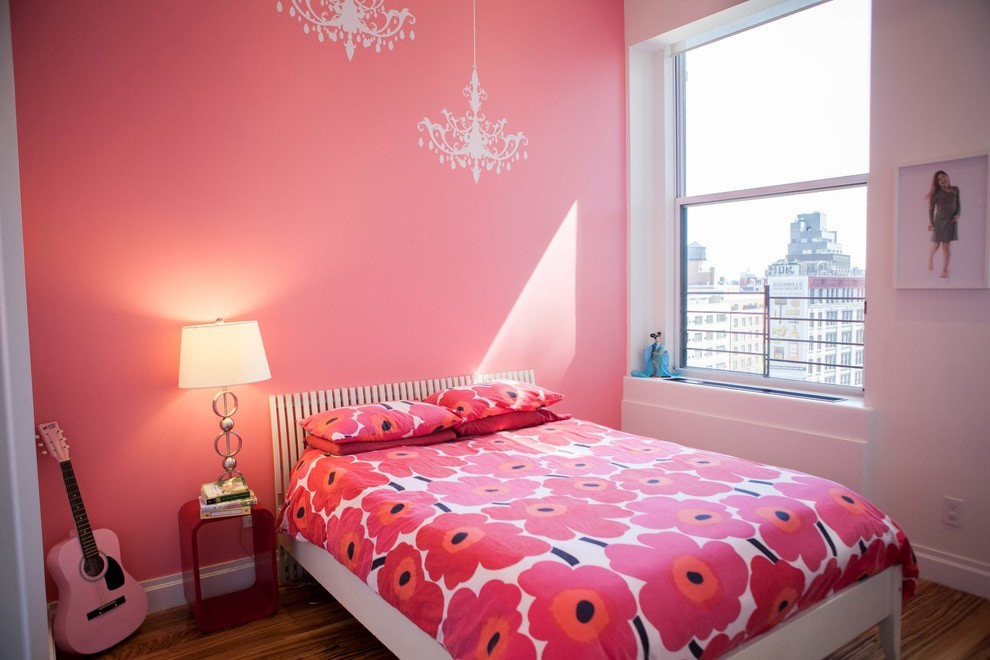 Розовые цветы на одеяле в детской комнате
