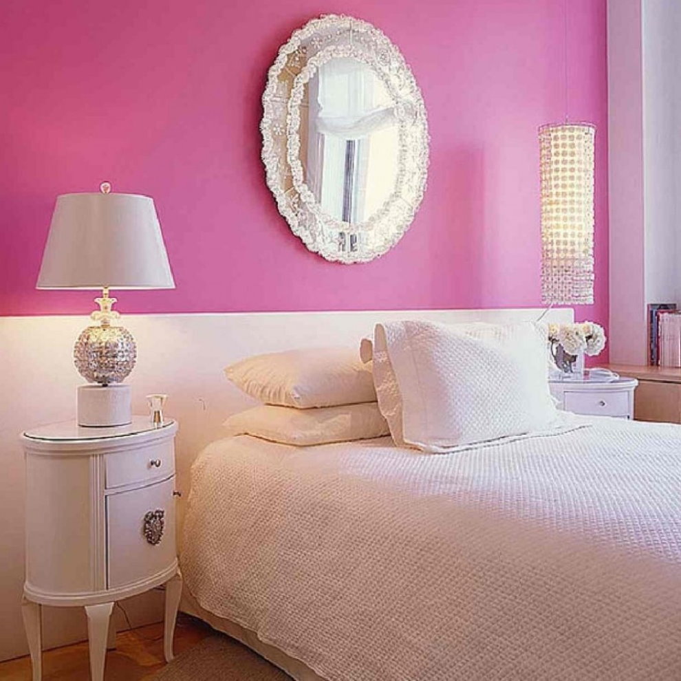 Бело-розовая стена за кроватью в спальне