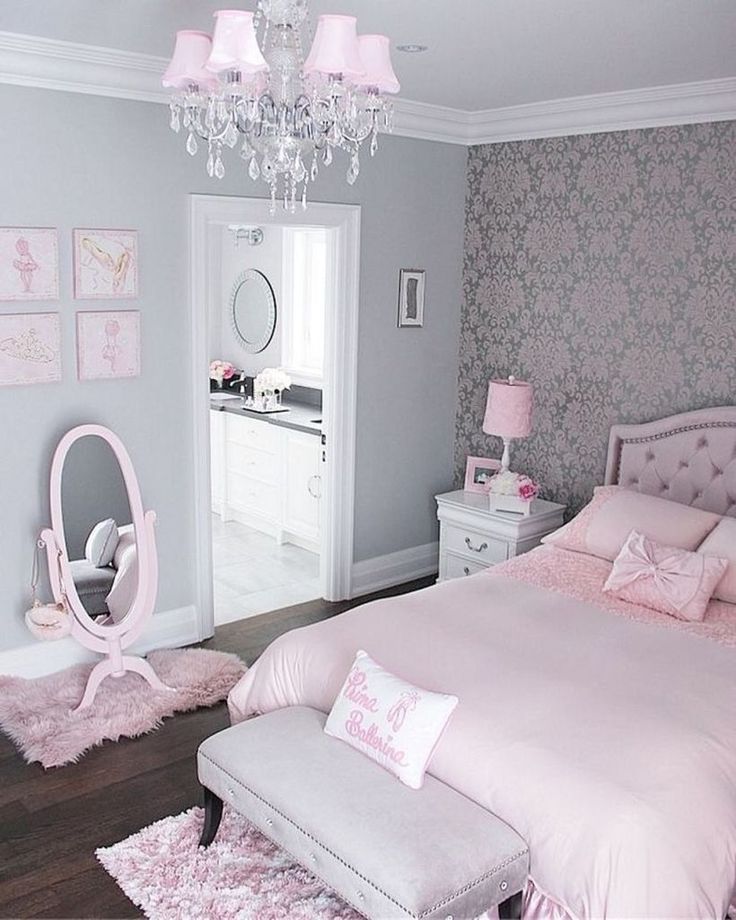 Светло-розовое постельное белье на детской кровати