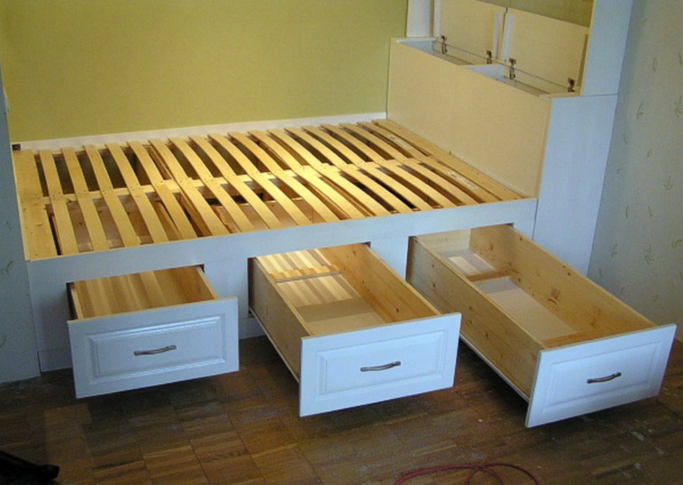 Узкие ящики в корпусе кровати-подиума