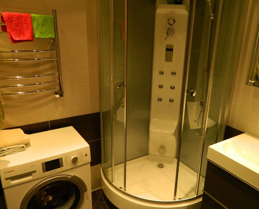 Компактная душевая кабинка в ванной со стиральной машиной