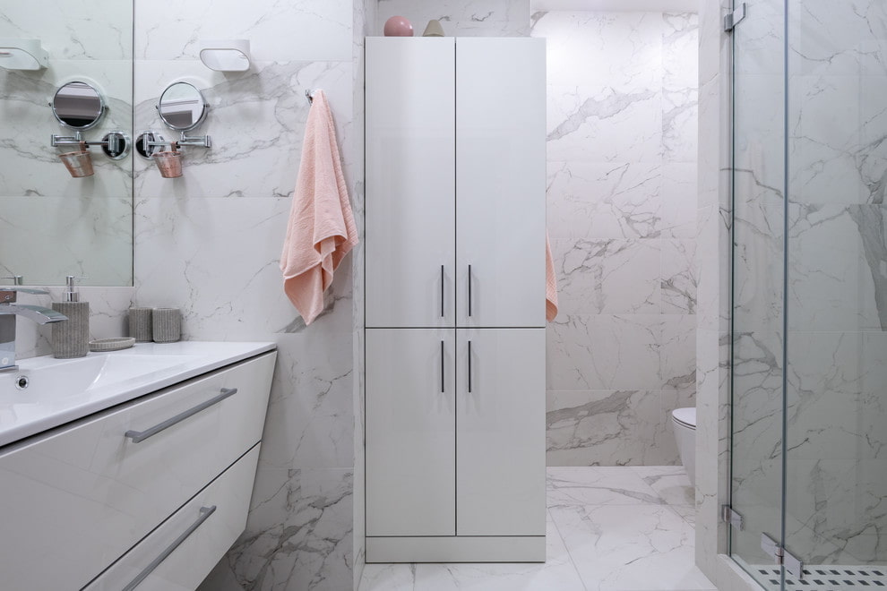 Белый шкаф в ванной комнате с мраморной плиткой