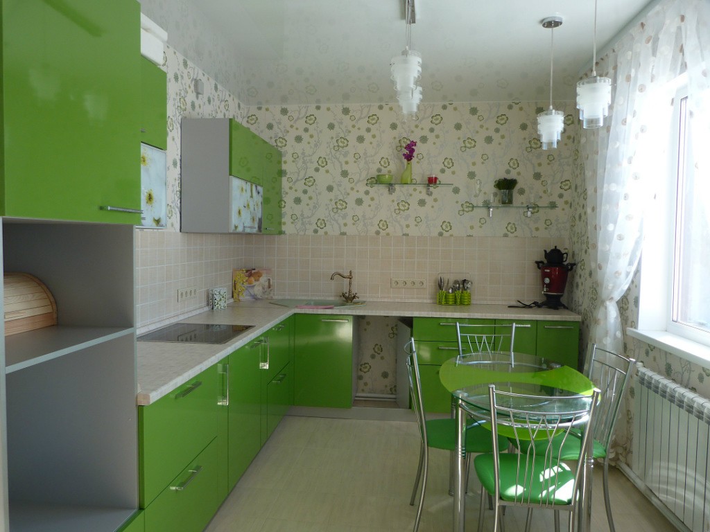 Зеленые обои на кухне. Кухонный гарнитур зеленый. Кухни салатовые. Кухня в зеленых тонах. Кухня зеленого цвета.