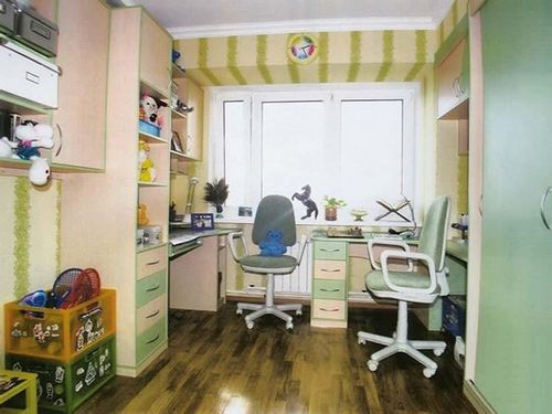 Рабочая зона для школьника у окна фото: место в детской, письменный стол в комнате, около и вдоль ребенка