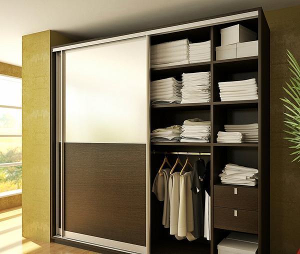 Шкаф-купе может содержать выдвижные ящики, вешалки для одежды и полки для хранения вещей или полотенец 
