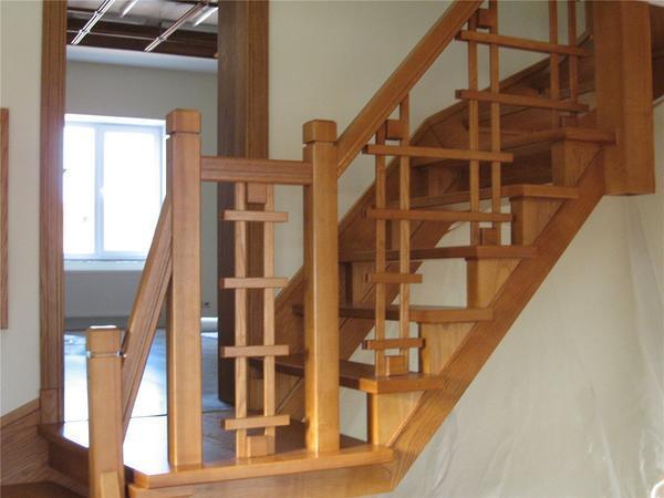 Столбы для деревянных лестниц могут отличаться по высоте, форме и типу материала, из которого они изготовлены 