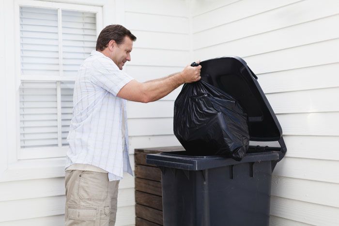 Почаще выносите мусорное ведро, поставьте на кухне контейнер с герметичной крышкой